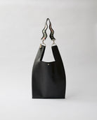 nori enomoto　jeudi soir　A4サイズ対応の2WAYショルダーバッグ。軽量かつ大容量で、通勤・通学やデイリーユースに最適。取り外し可能なショルダーベルトと、チャームが付けられるDカン付き。内ポケットあり。