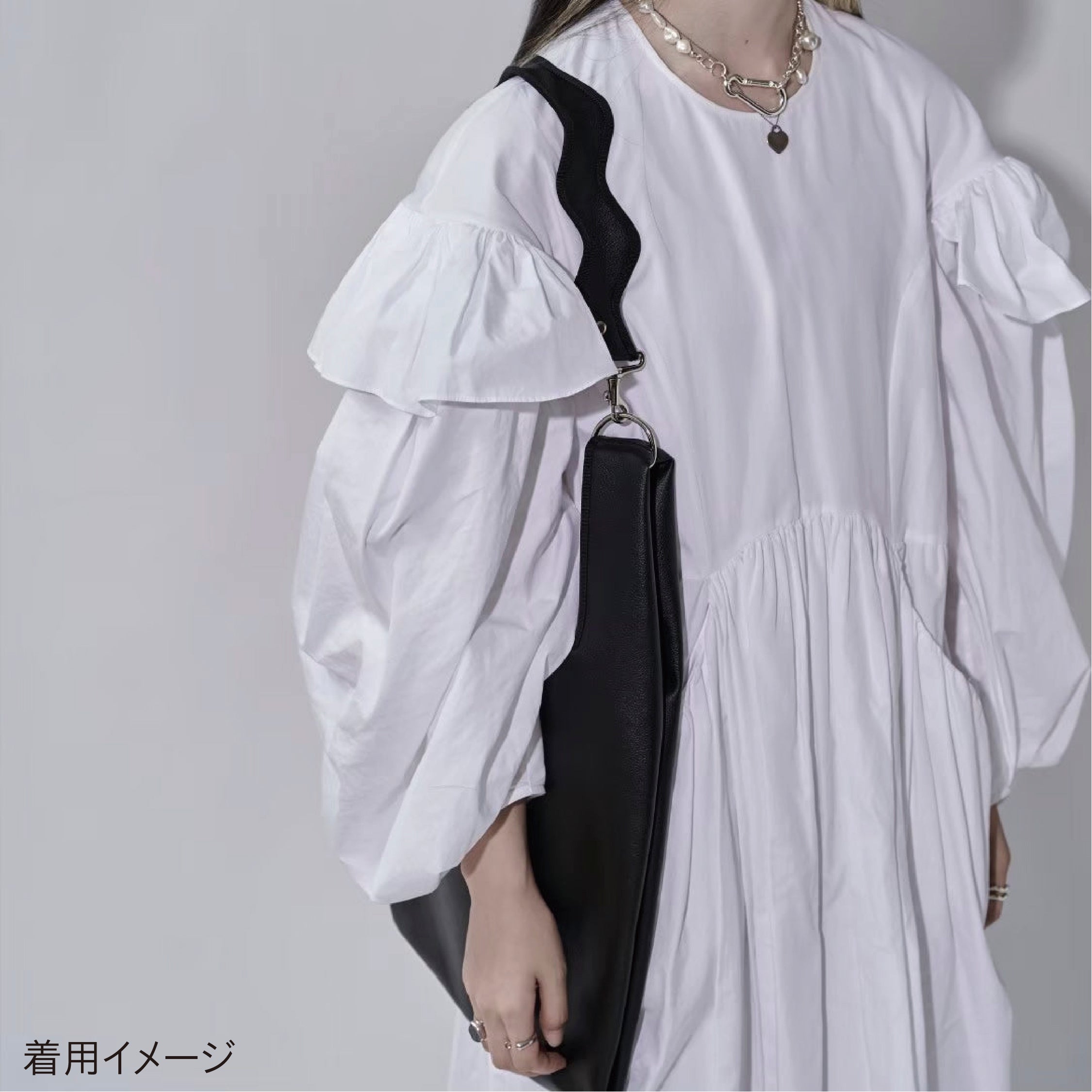 nori enomoto　jeudi soir　A4サイズ対応の2WAYショルダーバッグ。軽量かつ大容量で、通勤・通学やデイリーユースに最適。取り外し可能なショルダーベルトと、チャームが付けられるDカン付き。内ポケットあり。