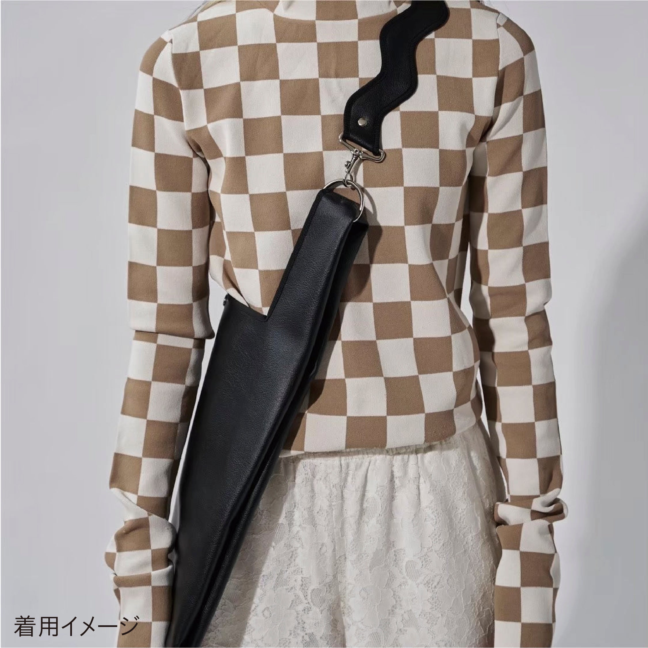nori enomoto　jeudi soir　A4サイズ対応の2WAYショルダーバッグ。軽量かつ大容量で、通勤・通学やデイリーユースに最適。取り外し可能なショルダーベルトと、チャームが付けられるDカン付き。内ポケットあり。