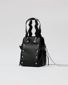 本革ハンドルの巾着型ハンドバッグ。サイドのドローストリングでシルエットを変化可能。500mlペットボトル対応サイズで内ポケット付き。取り外し可能なチェーンストラップでショルダー・クロスボディ両用。