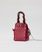 本革ハンドルの巾着型ハンドバッグ。サイドのドローストリングでシルエットを変化可能。500mlペットボトル対応サイズで内ポケット付き。取り外し可能なチェーンストラップでショルダー・クロスボディ両用。