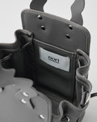 本革ハンドルの巾着型ハンドバッグ。サイドのドローストリングでシルエットを変化可能。500mlペットボトル対応サイズで内ポケット付き。取り外し可能なチェーンストラップでショルダー・クロスボディ両用。