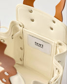 本革ハンドルの巾着型ハンドバッグ。サイドのドローストリングでシルエットを変化可能。500mlペットボトル対応サイズで内ポケット付き。取り外し可能なチェーンストラップでショルダー・クロスボディ両用。