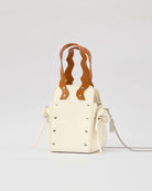 本革ハンドルの巾着型ハンドバッグ。サイドのドローストリングでシルエットを変化可能。500mlペットボトル対応サイズで内ポケット付き。取り外し可能なチェーンストラップでショルダー・クロスボディ両用。