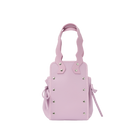 本革ハンドルの巾着型ハンドバッグ。サイドのドローストリングでシルエットを変化可能。500mlペットボトル対応サイズで内ポケット付き。取り外し可能なチェーンストラップでショルダー・クロスボディ両用。