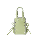 本革ハンドルの巾着型ハンドバッグ。サイドのドローストリングでシルエットを変化可能。500mlペットボトル対応サイズで内ポケット付き。取り外し可能なチェーンストラップでショルダー・クロスボディ両用。