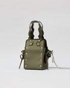 本革ハンドルの巾着型ハンドバッグ。サイドのドローストリングでシルエットを変化可能。500mlペットボトル対応サイズで内ポケット付き。取り外し可能なチェーンストラップでショルダー・クロスボディ両用。