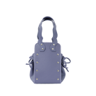 本革ハンドルの巾着型ハンドバッグ。サイドのドローストリングでシルエットを変化可能。500mlペットボトル対応サイズで内ポケット付き。取り外し可能なチェーンストラップでショルダー・クロスボディ両用。