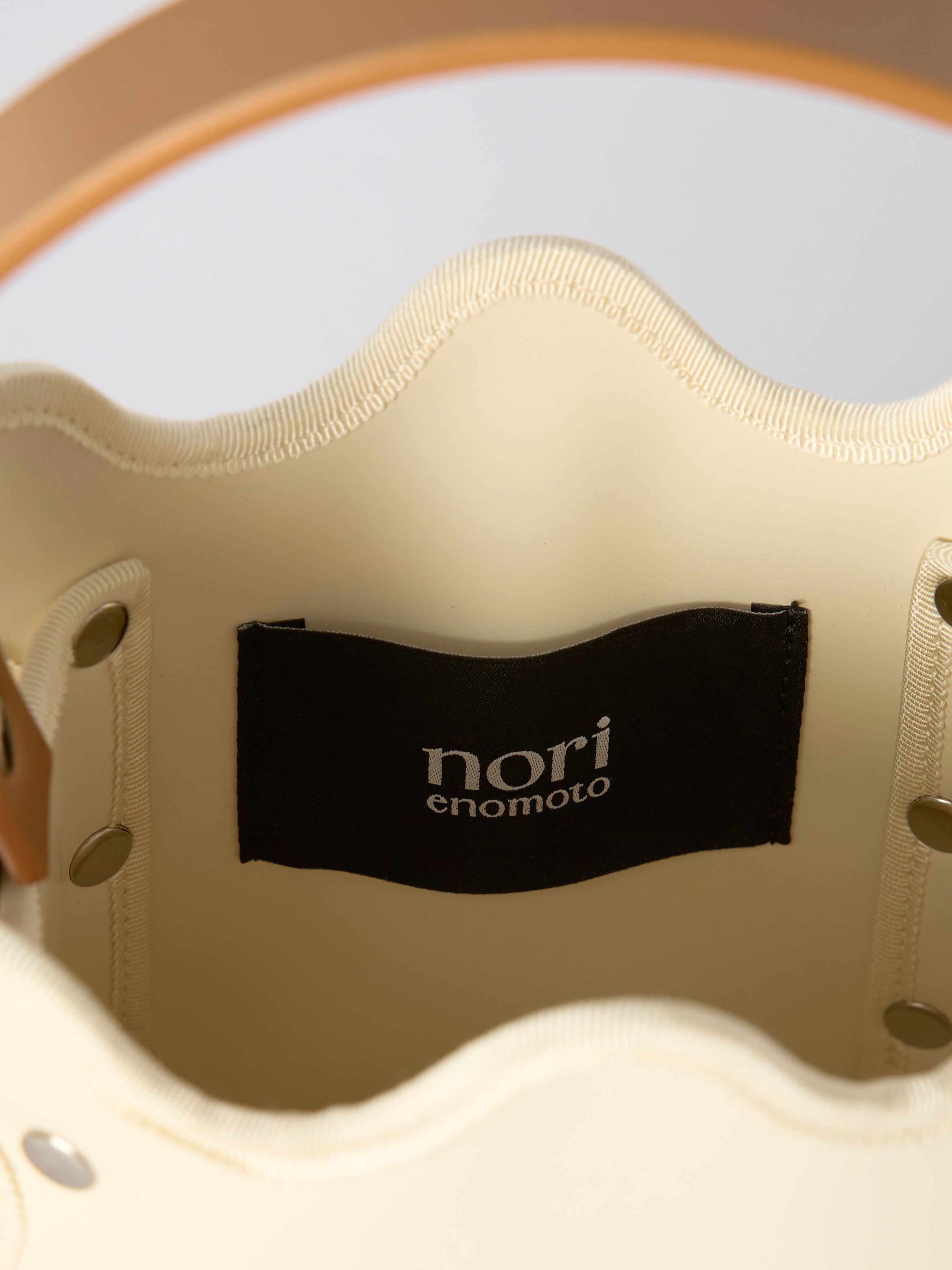 nori enomoto　mardi matin petit　3WAY仕様のレザーバッグ。ハンド・ショルダー・クロスボディに対応。ロゴ入りアジャスタブルベルト付き。