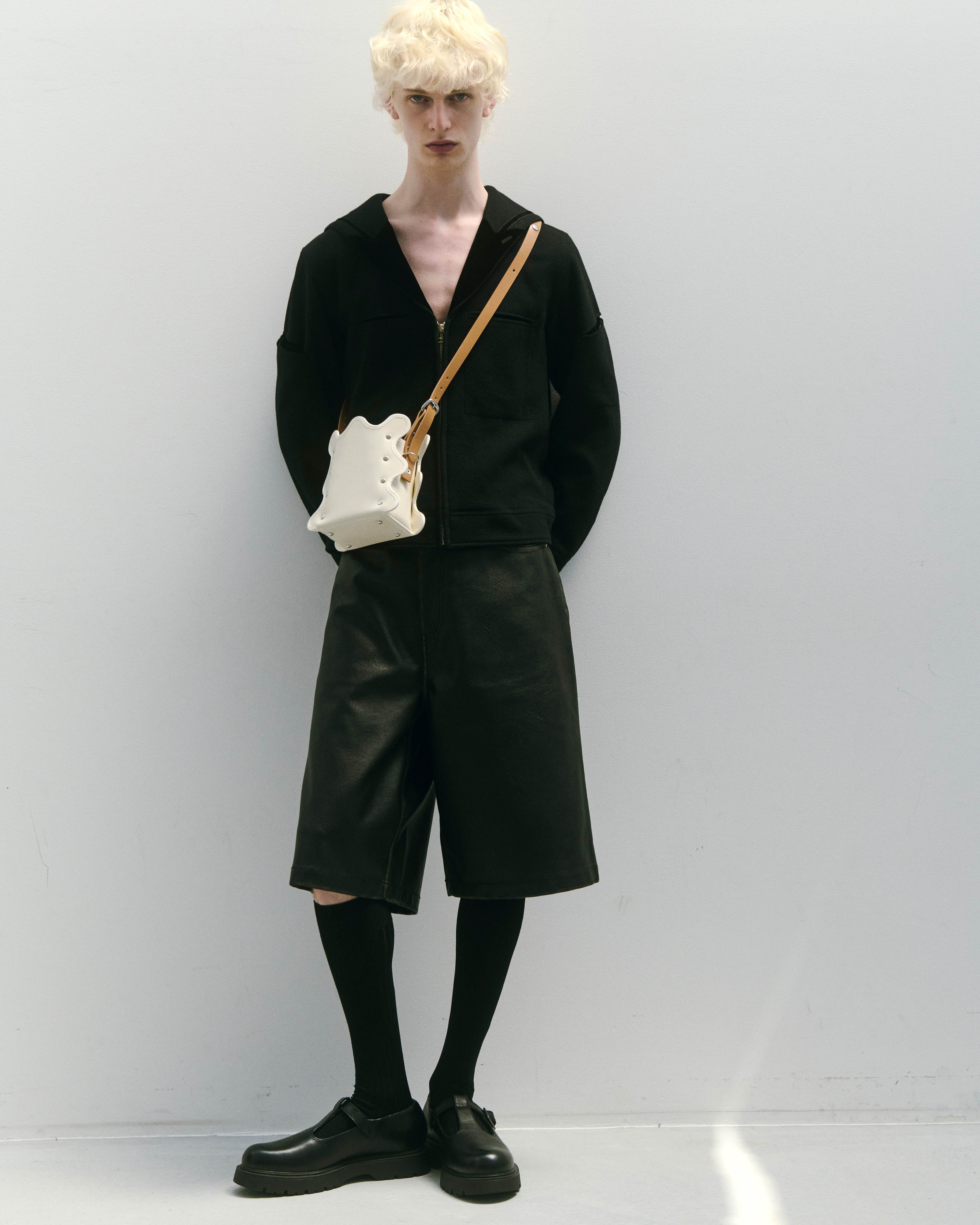 nori enomoto　mardi matin petit　3WAY仕様のレザーバッグ。ハンド・ショルダー・クロスボディに対応。ロゴ入りアジャスタブルベルト付き。
