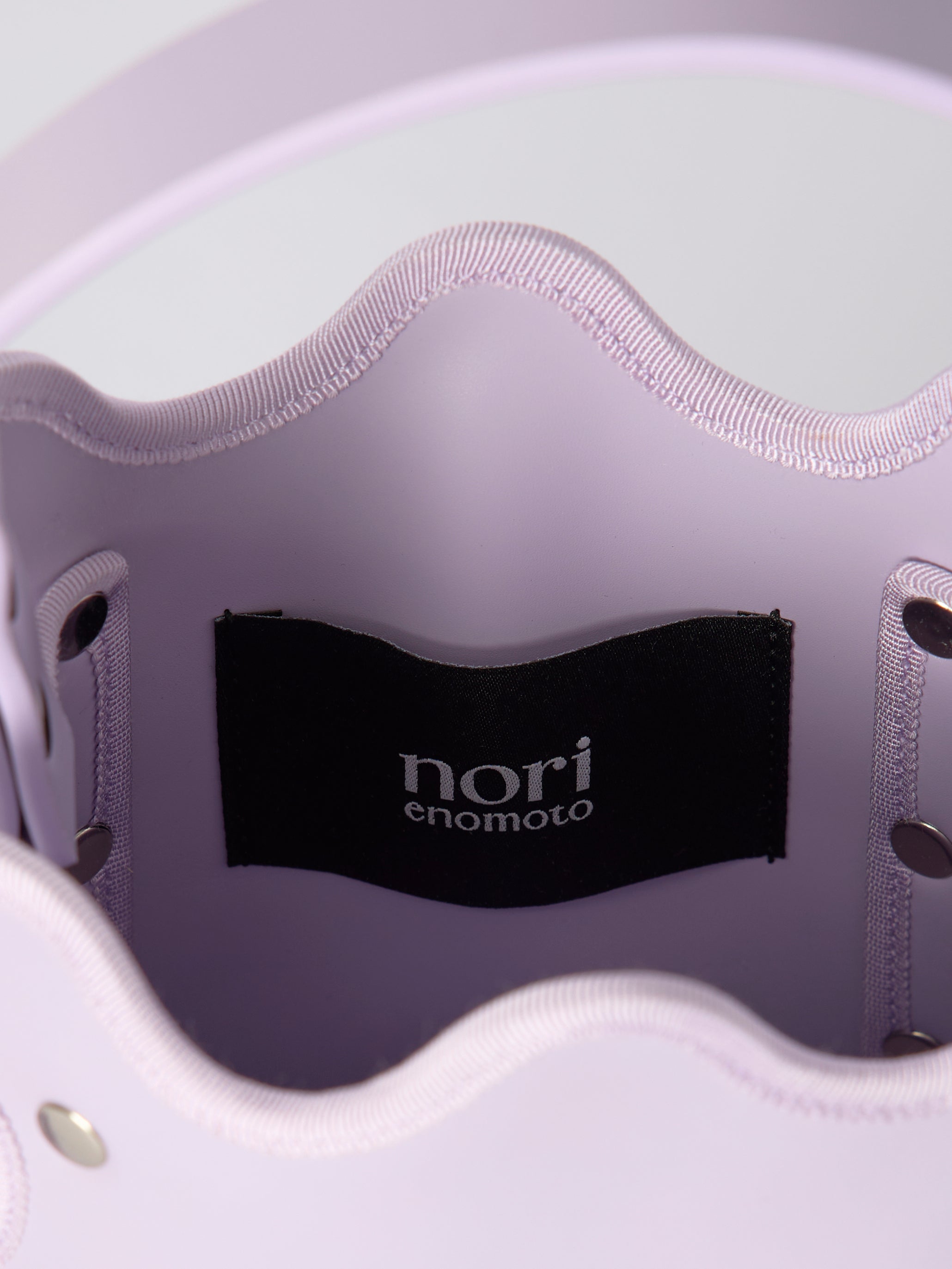 nori enomoto　mardi matin petit　3WAY仕様のレザーバッグ。ハンド・ショルダー・クロスボディに対応。ロゴ入りアジャスタブルベルト付き。