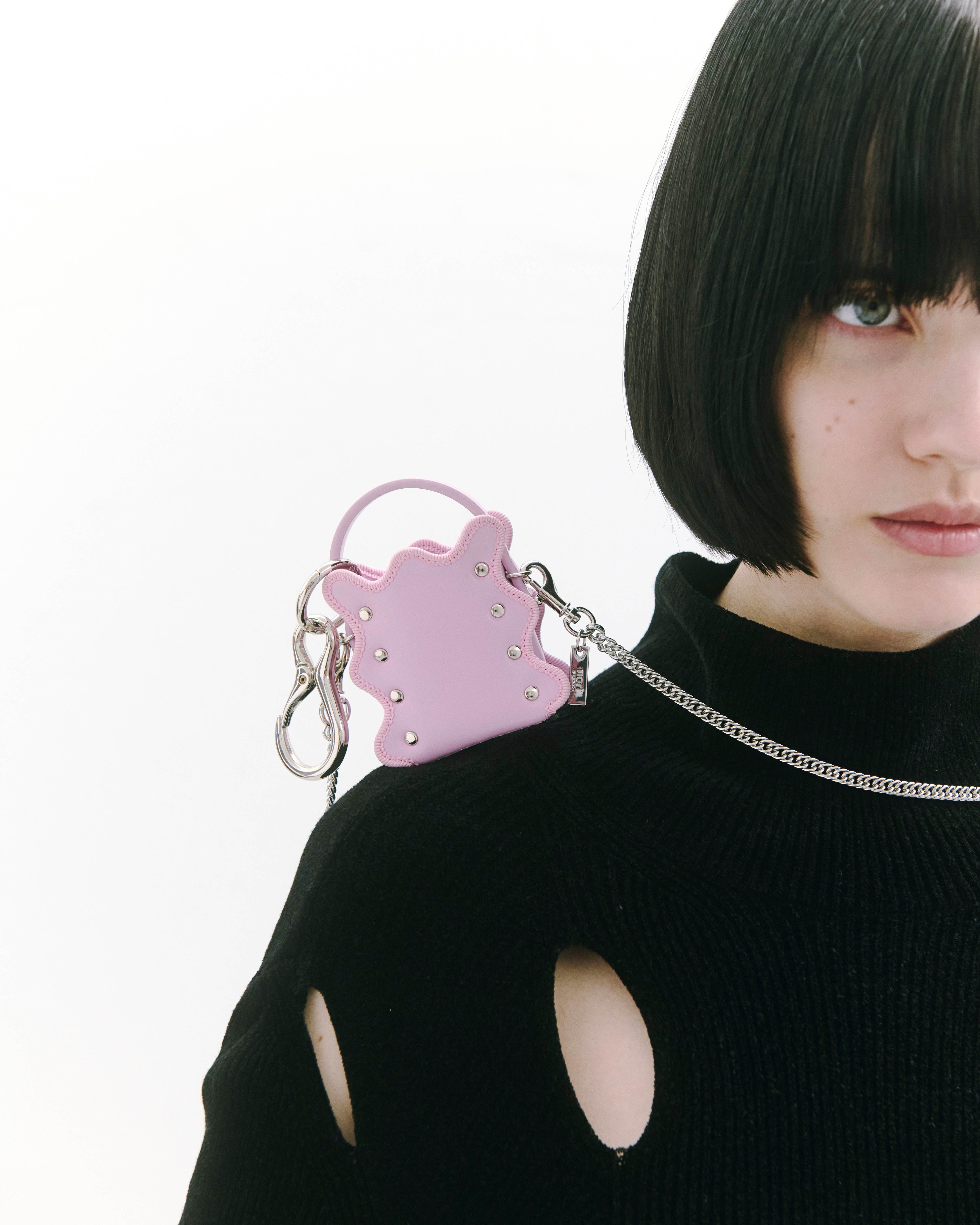 nori enomoto　mardi matin pom　人気モデルmardi matinをミニチュア化したマイクロサイズの2WAYレザーバッグ。イヤホンやリップの収納も可能。付属のチェーンでクロスボディにも対応。