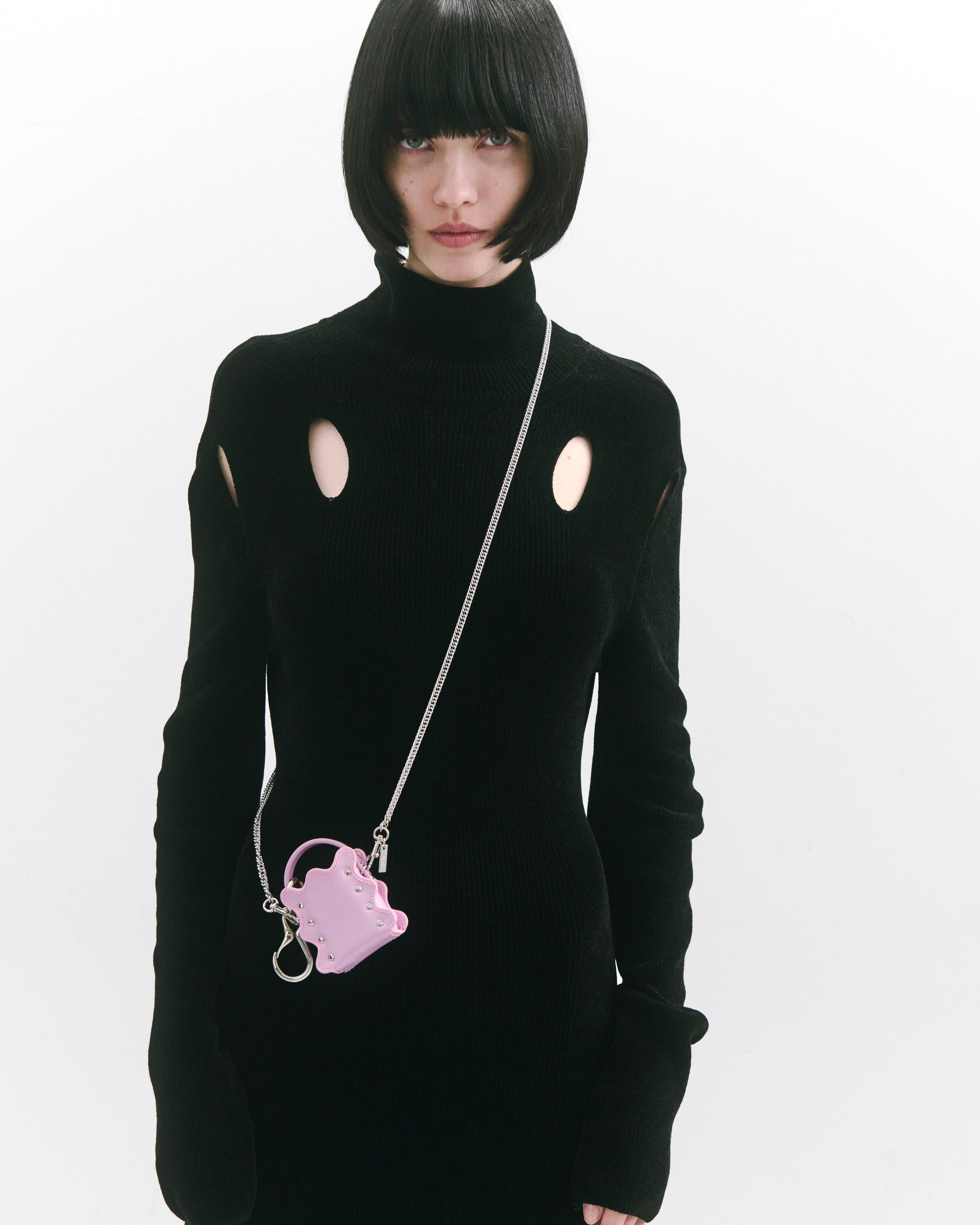 nori enomoto　mardi matin pom　人気モデルmardi matinをミニチュア化したマイクロサイズの2WAYレザーバッグ。イヤホンやリップの収納も可能。付属のチェーンでクロスボディにも対応。