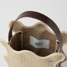 nori enomoto　mardi matin　チェーンストラップ付きのバケット型バッグ。350mlペットボトルが収まるマチあり。Dカン付きでチャームの取り付けも可能。和装や結婚式、フォーマルシーンにも対応。