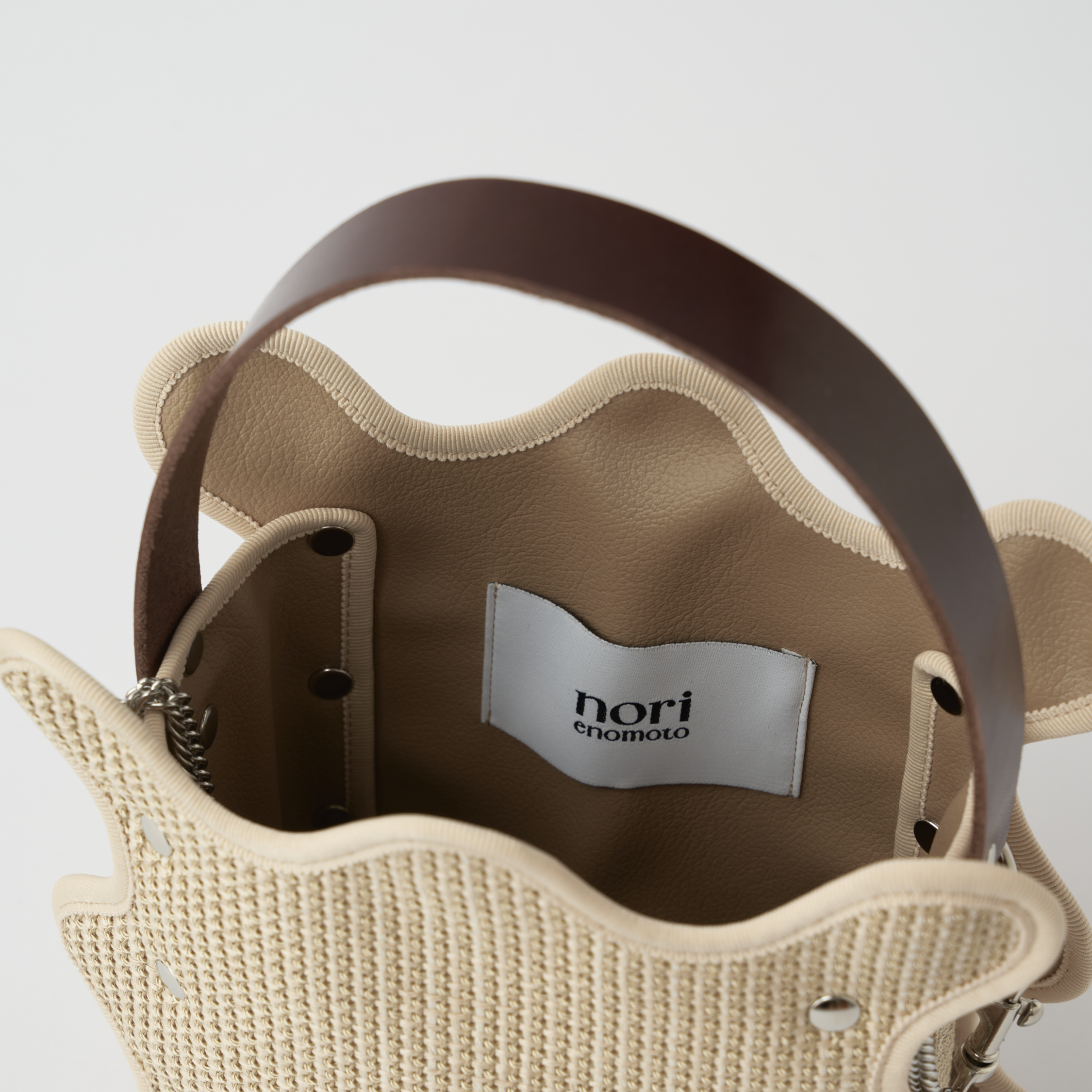 nori enomoto　mardi matin　チェーンストラップ付きのバケット型バッグ。350mlペットボトルが収まるマチあり。Dカン付きでチャームの取り付けも可能。和装や結婚式、フォーマルシーンにも対応。