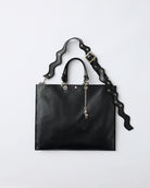 nori enomoto　samedi soir　週軽量で大容量のビッグトートバッグ。本革ハンドルは取り外し可能で、荷物の多い週末のお出かけや旅行にぴったり。ユニセックスで使いやすい仕様。