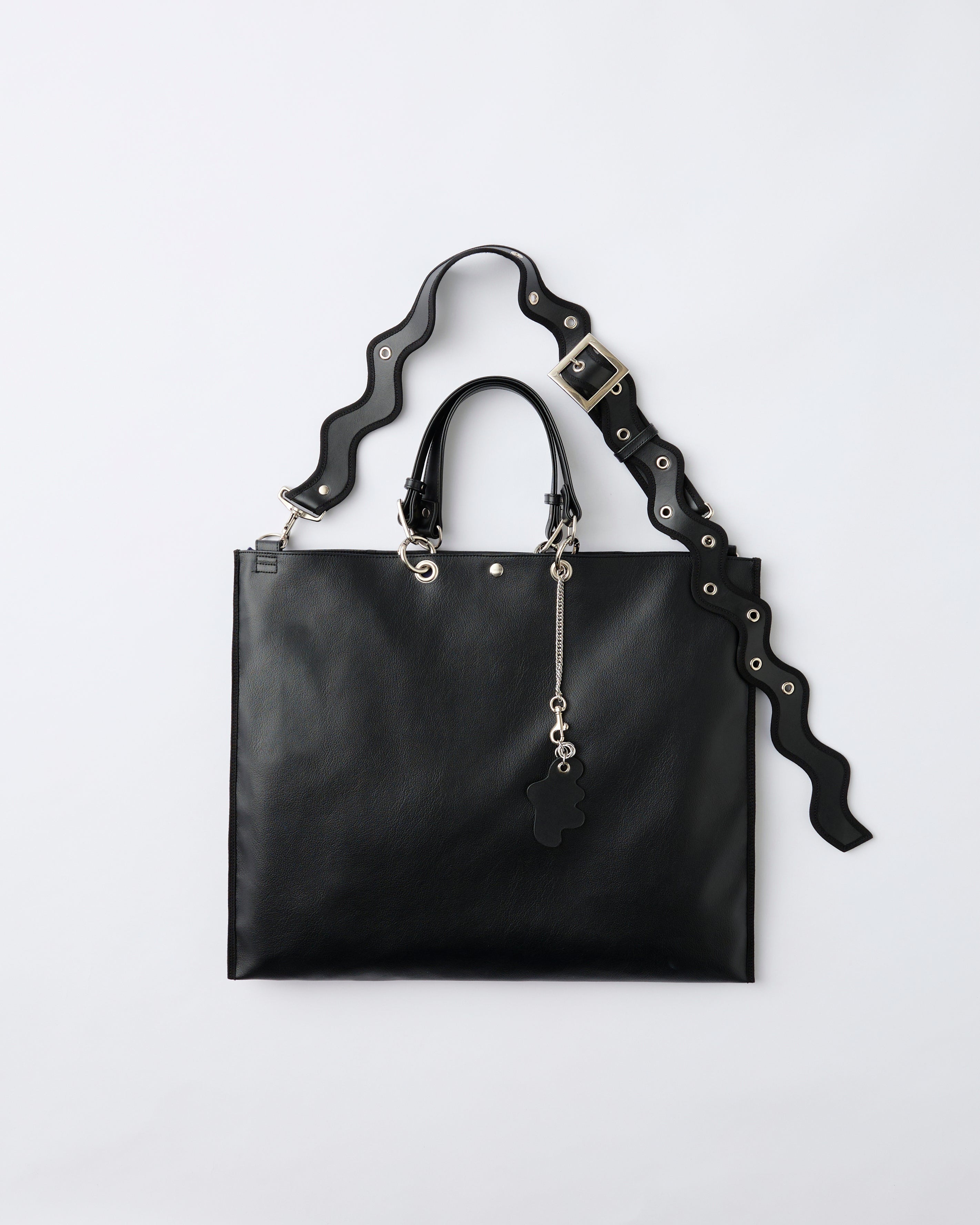 nori enomoto　samedi soir　週軽量で大容量のビッグトートバッグ。本革ハンドルは取り外し可能で、荷物の多い週末のお出かけや旅行にぴったり。ユニセックスで使いやすい仕様。