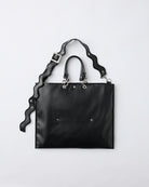 nori enomoto　samedi soir　週軽量で大容量のビッグトートバッグ。本革ハンドルは取り外し可能で、荷物の多い週末のお出かけや旅行にぴったり。ユニセックスで使いやすい仕様。
