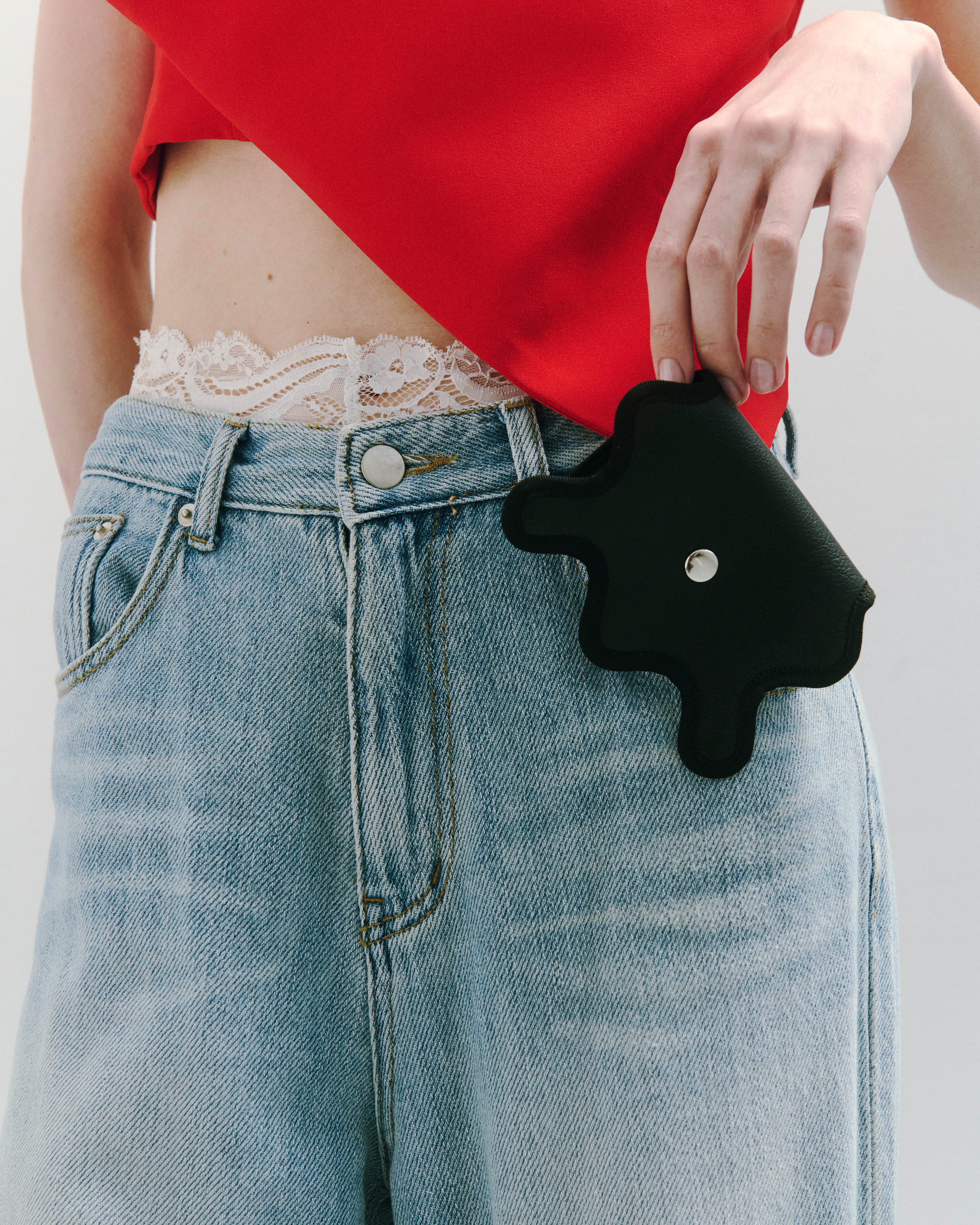 nori enomoto　wave purse　2つのポケットとカラビナ付きの多機能パスケース。ギフトに最適なコンパクトなデザイン。ユニセックスでミニ財布としても活躍。
