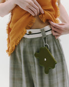 nori enomoto　wave purse　2つのポケットとカラビナ付きの多機能パスケース。ギフトに最適なコンパクトなデザイン。ユニセックスでミニ財布としても活躍。