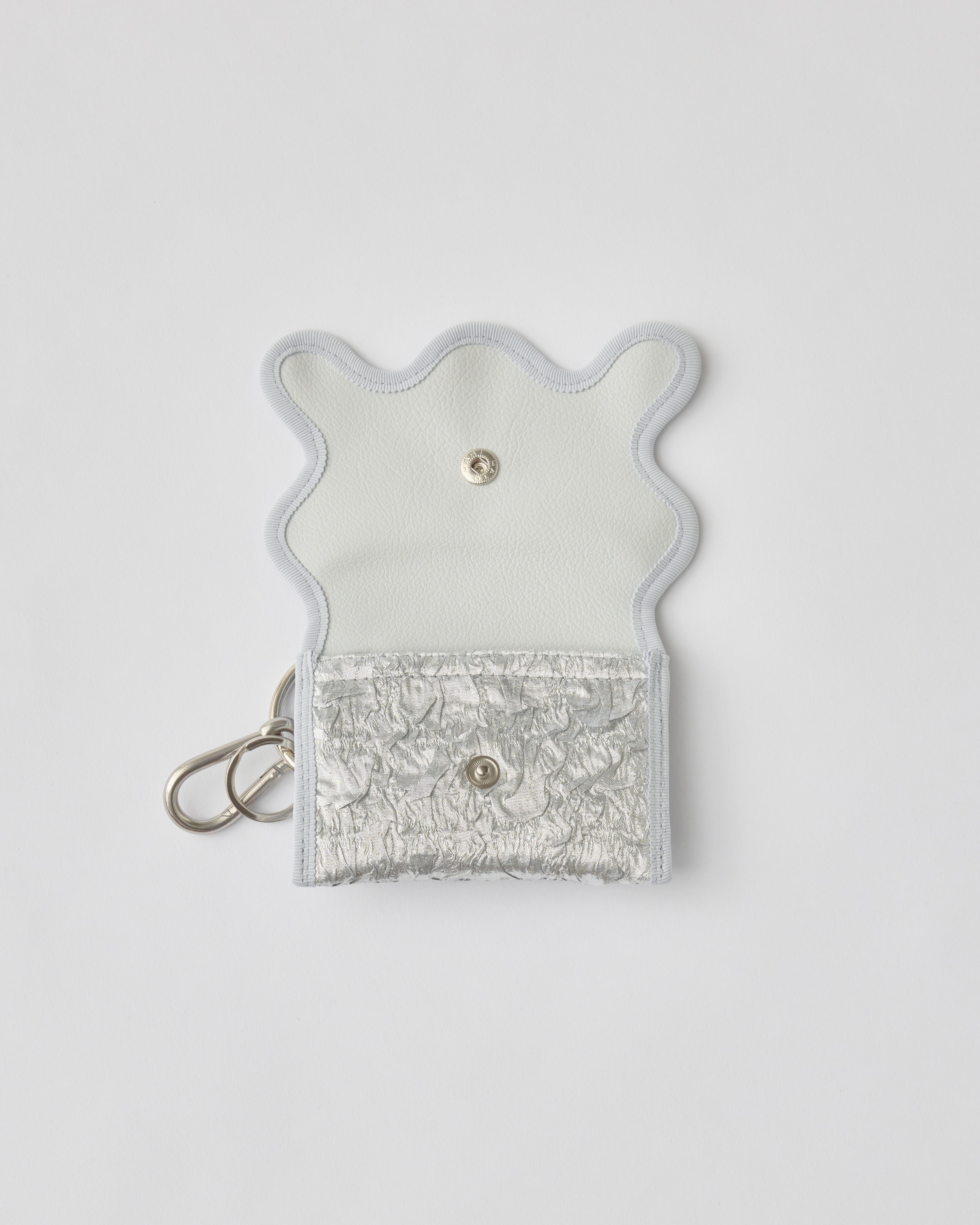 nori enomoto　wave purse　2つのポケットとカラビナ付きの多機能パスケース。ギフトに最適なコンパクトなデザイン。ユニセックスでミニ財布としても活躍。
