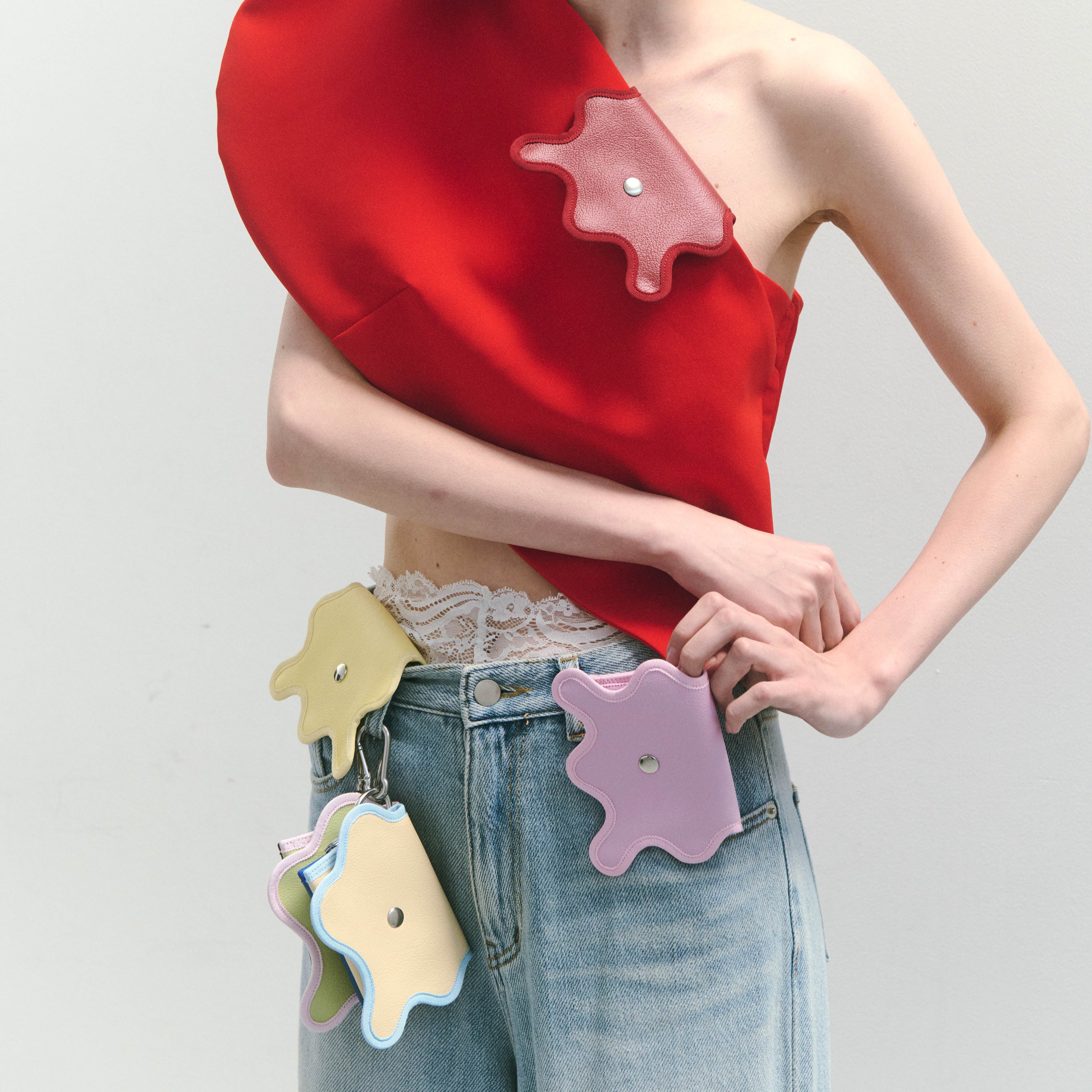 nori enomoto　wave purse　2つのポケットとカラビナ付きの多機能パスケース。ギフトに最適なコンパクトなデザイン。ユニセックスでミニ財布としても活躍。