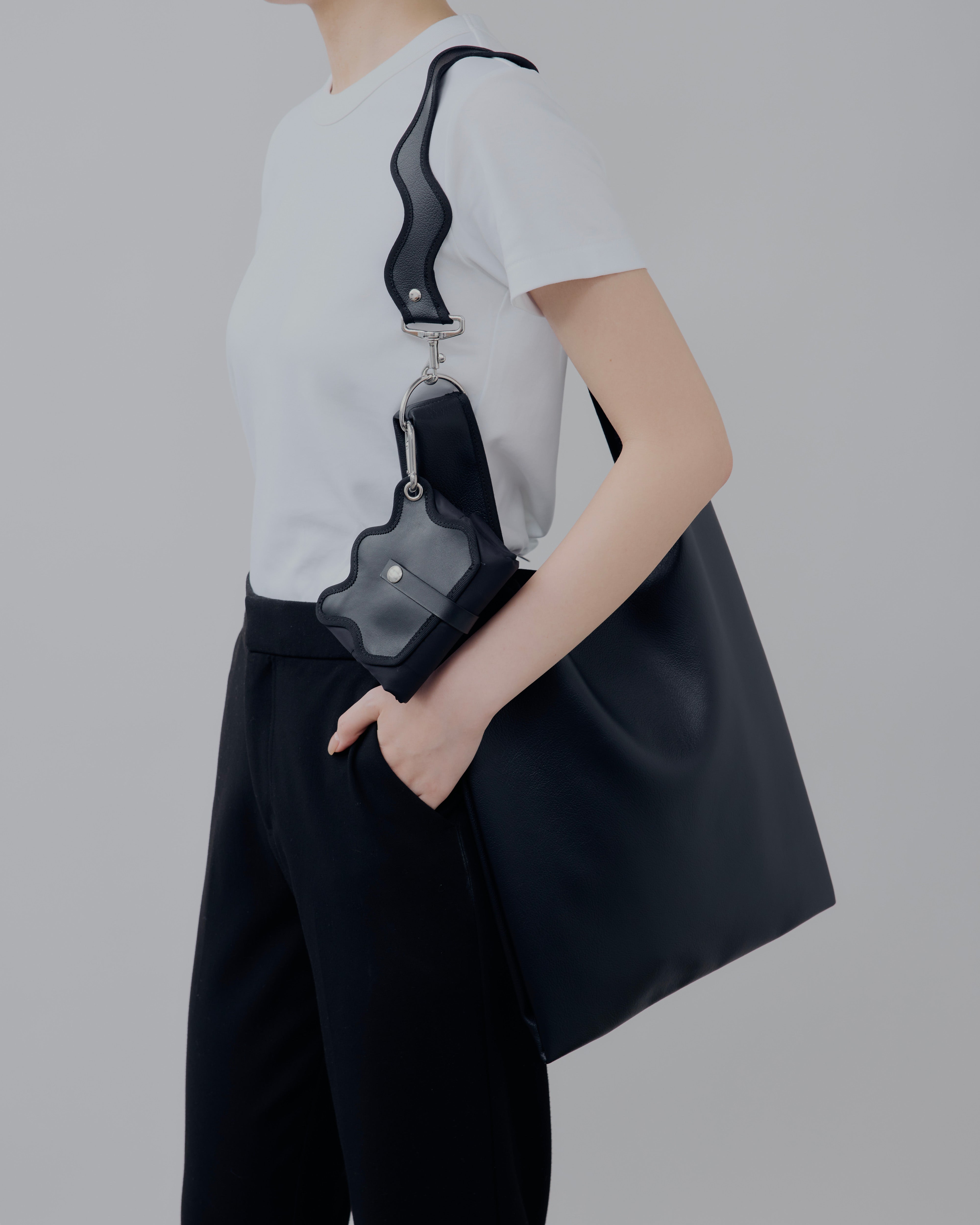 nori enomoto ウェーブショルダーバッグ wave foldable bag / black – nori enomoto