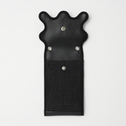 nori enomoto　wave iphone folder　斜めがけできるチェーン付きスマホポーチ。2つのポケットでスマートフォンやパスポート、小物を収納。ミニバッグ代わりにも使える多機能ショルダーケース。