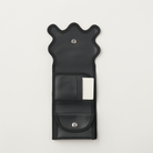 nori enomoto　wave mini wallet　表面にエンボスロゴを施した三つ折り仕様のウォレット。小銭入れ、紙幣ポケット、カードスリットを備えた多機能コンパクト財布。