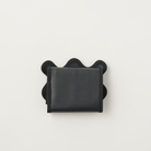 nori enomoto　wave mini wallet　表面にエンボスロゴを施した三つ折り仕様のウォレット。小銭入れ、紙幣ポケット、カードスリットを備えた多機能コンパクト財布。