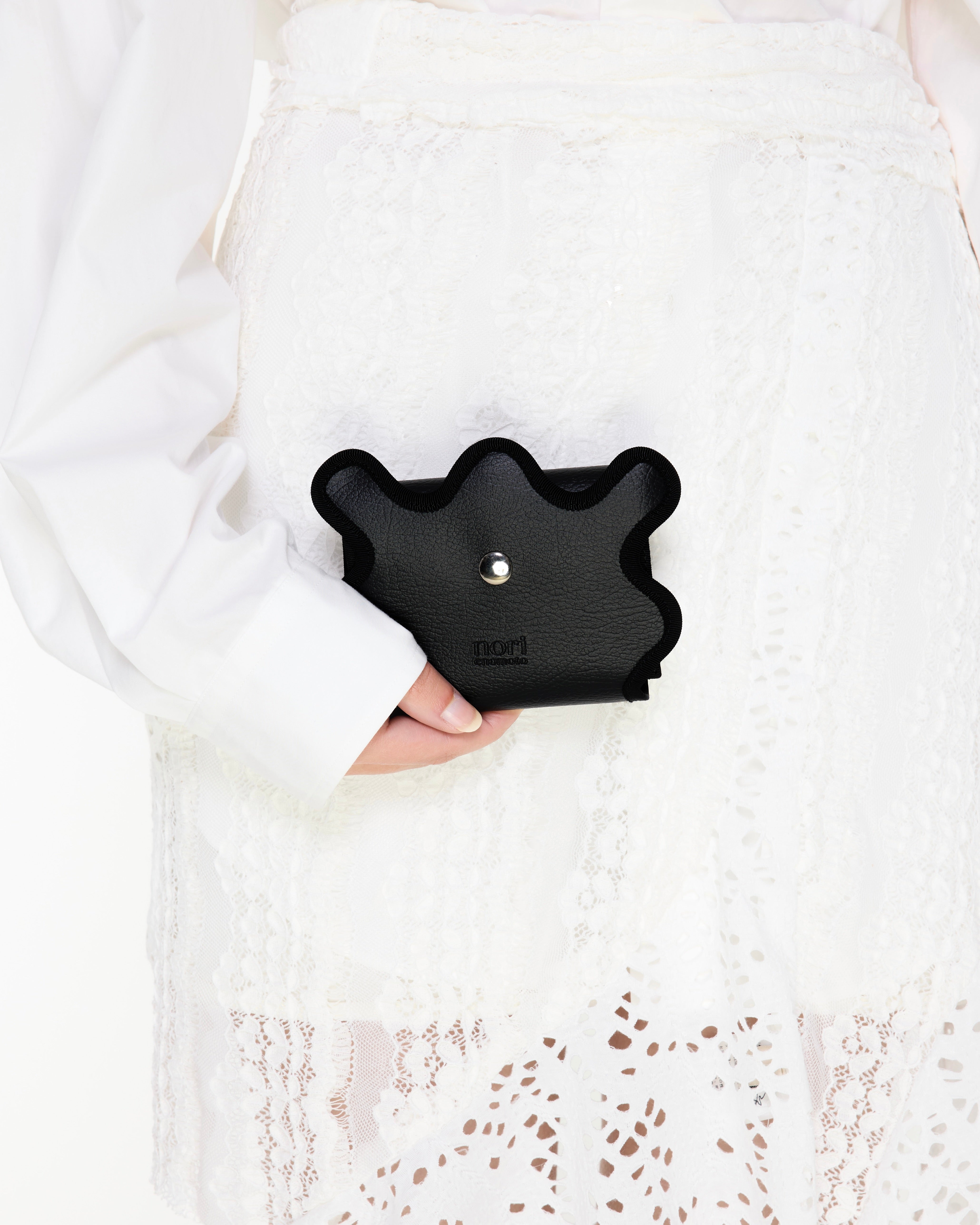 nori enomoto　wave mini wallet　表面にエンボスロゴを施した三つ折り仕様のウォレット。小銭入れ、紙幣ポケット、カードスリットを備えた多機能コンパクト財布。