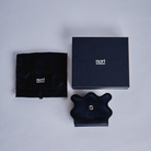 nori enomoto　wave trifold wallet　表面にエンボスロゴを施した本革製の三つ折り財布。小銭入れ、紙幣ポケット、カードスリットを備えた実用的なレザーウォレット。