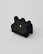 nori enomoto　wave trifold wallet　表面にエンボスロゴを施した本革製の三つ折り財布。小銭入れ、紙幣ポケット、カードスリットを備えた実用的なレザーウォレット。