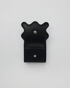 nori enomoto　wave trifold wallet　表面にエンボスロゴを施した本革製の三つ折り財布。小銭入れ、紙幣ポケット、カードスリットを備えた実用的なレザーウォレット。