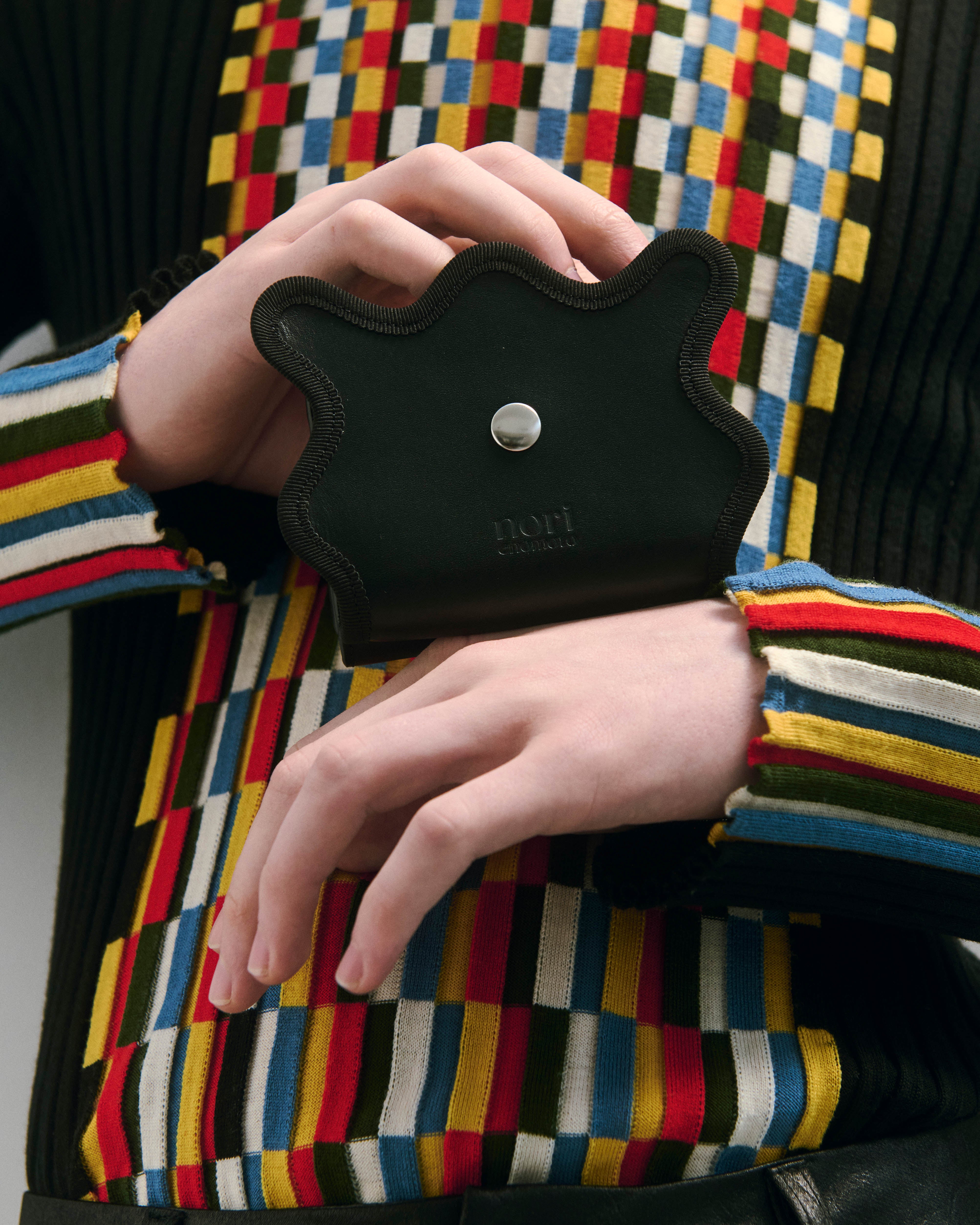 nori enomoto　wave trifold wallet　表面にエンボスロゴを施した本革製の三つ折り財布。小銭入れ、紙幣ポケット、カードスリットを備えた実用的なレザーウォレット。