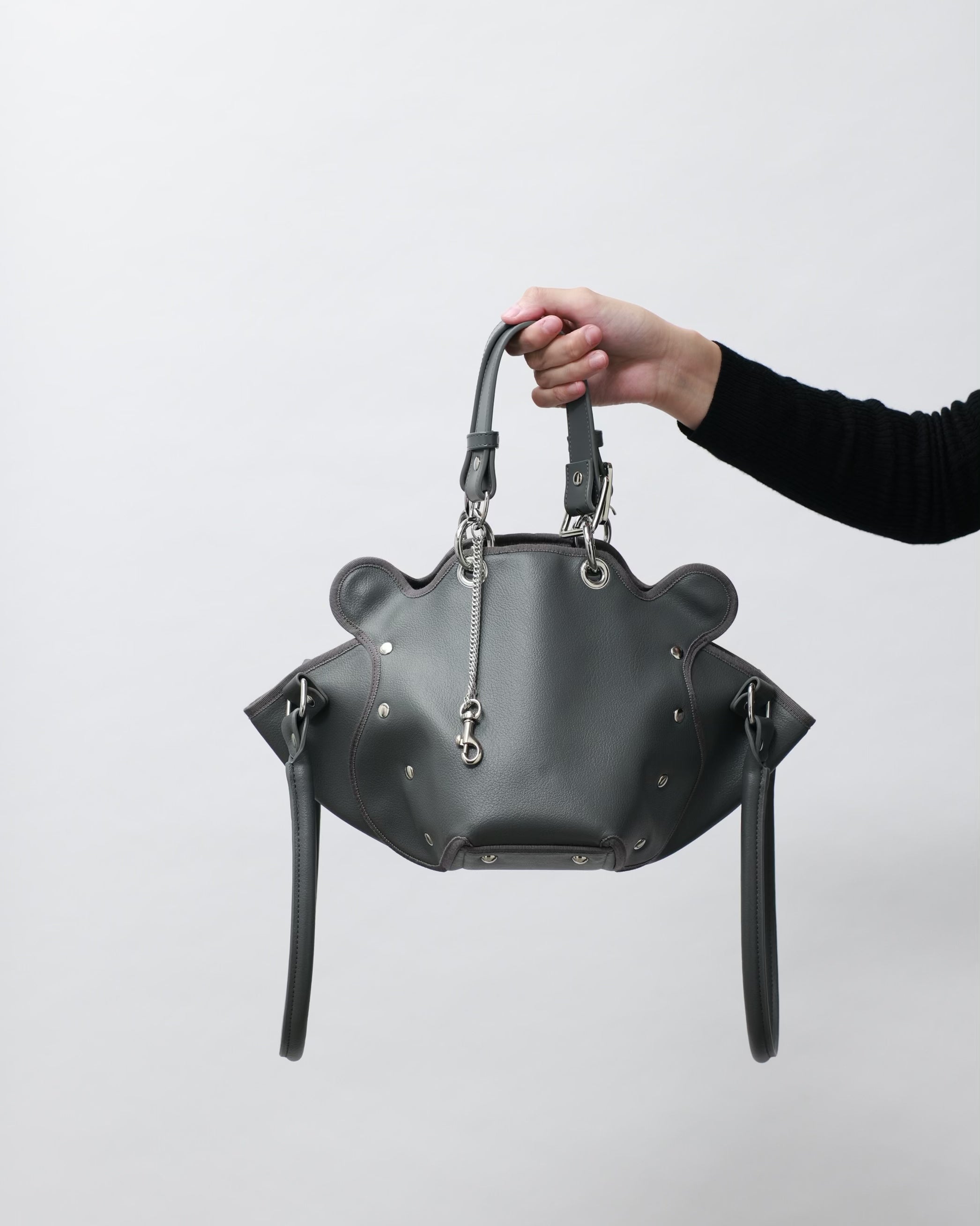 nori enomoto　dimanche nuit　形が変わる2WAYショルダーバッグ。350mlペットボトル対応。取り外し可能なサイドハンドル。マグネット開閉。内側にポケット2つ。